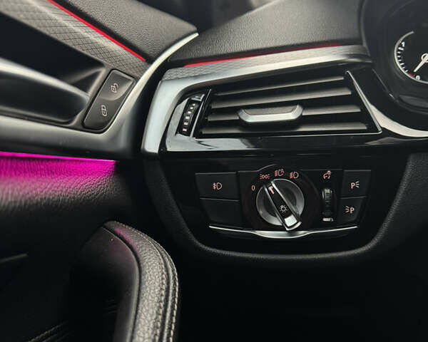 Белый БМВ 5 Серия, объемом двигателя 3 л и пробегом 105 тыс. км за 35999 $, фото 7 на Automoto.ua