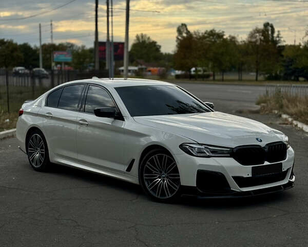 Белый БМВ 5 Серия, объемом двигателя 3 л и пробегом 105 тыс. км за 35999 $, фото 1 на Automoto.ua