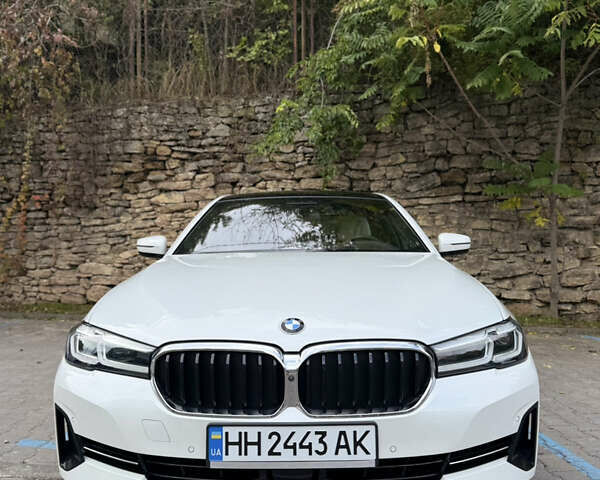 Белый БМВ 5 Серия, объемом двигателя 3 л и пробегом 37 тыс. км за 51499 $, фото 2 на Automoto.ua