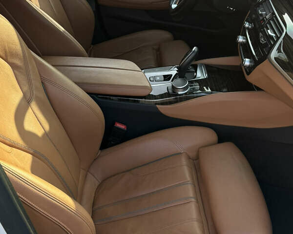 Белый БМВ 5 Серия, объемом двигателя 3 л и пробегом 81 тыс. км за 56500 $, фото 6 на Automoto.ua