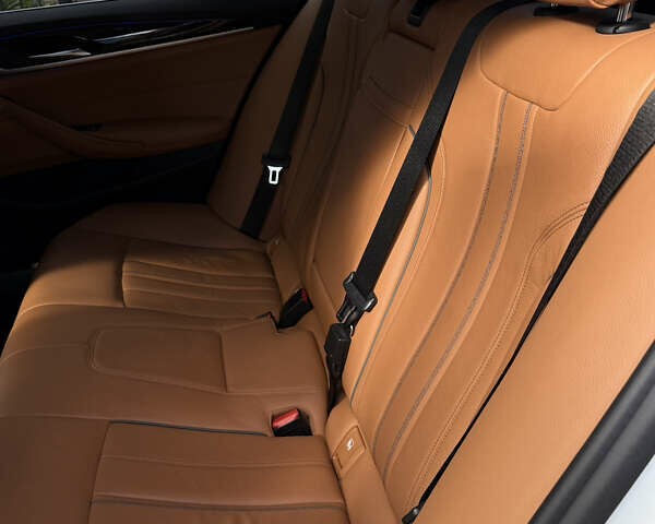 Белый БМВ 5 Серия, объемом двигателя 2 л и пробегом 70 тыс. км за 35500 $, фото 3 на Automoto.ua