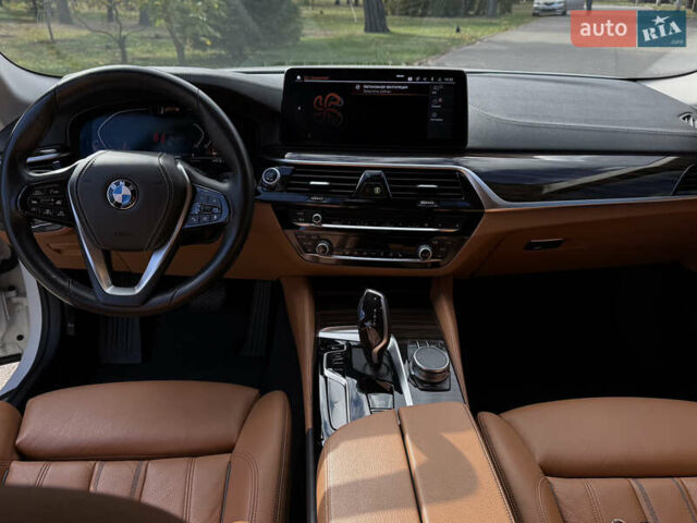 Белый БМВ 5 Серия, объемом двигателя 2 л и пробегом 70 тыс. км за 35500 $, фото 4 на Automoto.ua