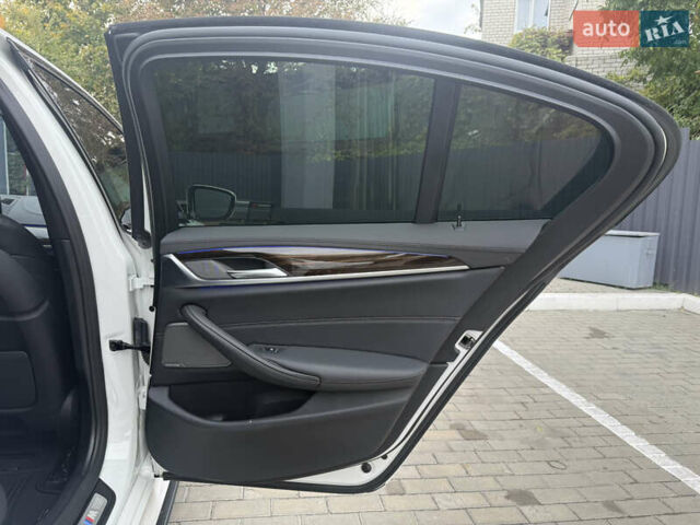 Белый БМВ 5 Серия, объемом двигателя 3 л и пробегом 85 тыс. км за 30000 $, фото 15 на Automoto.ua