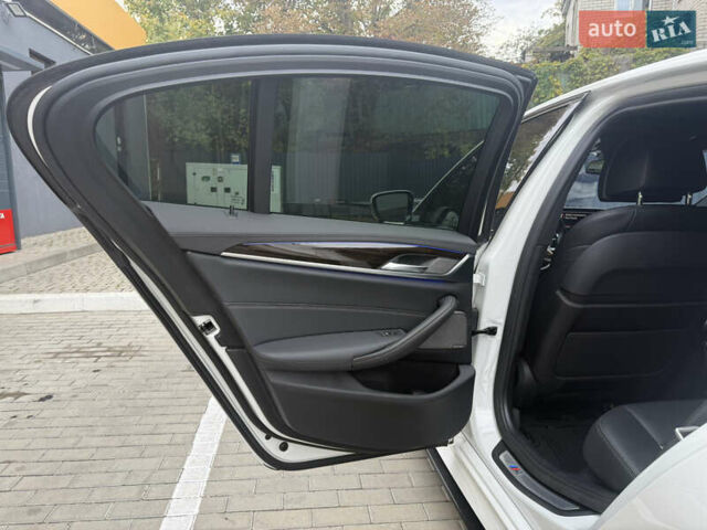 Белый БМВ 5 Серия, объемом двигателя 3 л и пробегом 85 тыс. км за 30000 $, фото 11 на Automoto.ua