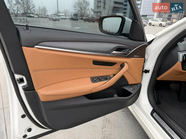 Белый БМВ 5 Серия, объемом двигателя 2 л и пробегом 43 тыс. км за 42800 $, фото 14 на Automoto.ua