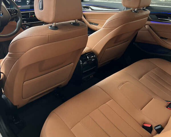 Белый БМВ 5 Серия, объемом двигателя 3 л и пробегом 17 тыс. км за 53500 $, фото 9 на Automoto.ua