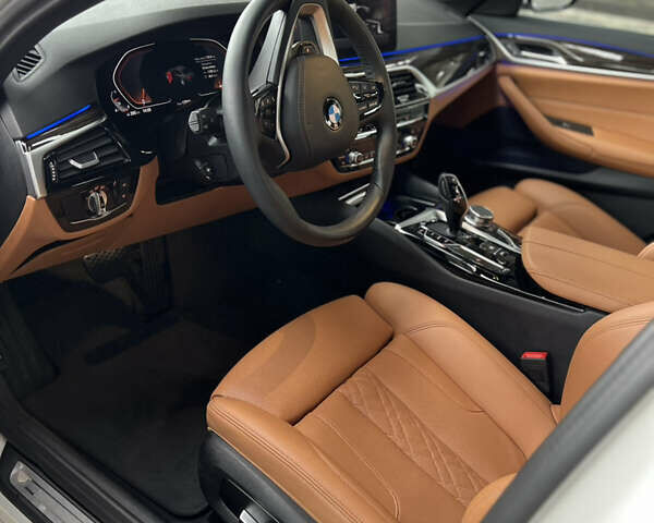 Белый БМВ 5 Серия, объемом двигателя 3 л и пробегом 17 тыс. км за 53500 $, фото 7 на Automoto.ua