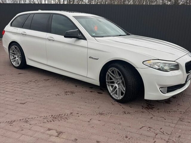 Белый БМВ 5 Серия, объемом двигателя 3 л и пробегом 330 тыс. км за 11000 $, фото 1 на Automoto.ua