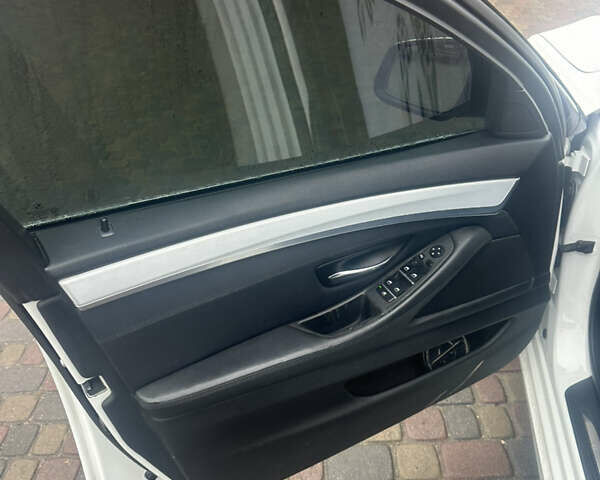 Белый БМВ 5 Серия, объемом двигателя 2 л и пробегом 300 тыс. км за 14777 $, фото 12 на Automoto.ua