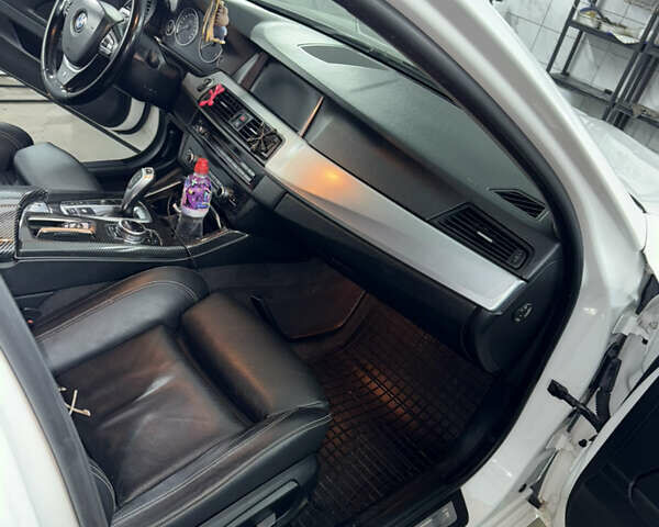 БМВ 5 Серия 2014 в Черновцах на Automoto.ua Белый БМВ 5 Серия, объемом двигателя 2 л и пробегом 307 тыс. км за 15900 $, фото 9 на Automoto.ua