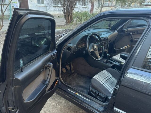 Чорний БМВ 5 Серія, об'ємом двигуна 2 л та пробігом 300 тис. км за 3700 $, фото 6 на Automoto.ua