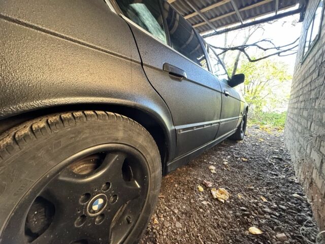 Чорний БМВ 5 Серія, об'ємом двигуна 2 л та пробігом 300 тис. км за 2700 $, фото 3 на Automoto.ua