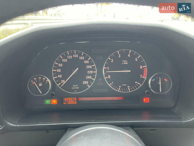 Черный БМВ 5 Серия, объемом двигателя 2.5 л и пробегом 330 тыс. км за 2650 $, фото 11 на Automoto.ua