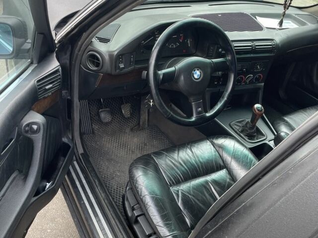 Чорний БМВ 5 Серія, об'ємом двигуна 2 л та пробігом 330 тис. км за 2900 $, фото 6 на Automoto.ua