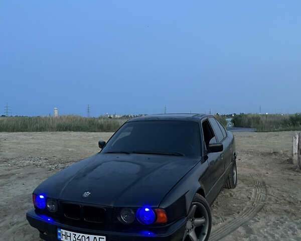 Черный БМВ 5 Серия, объемом двигателя 3 л и пробегом 377 тыс. км за 4100 $, фото 1 на Automoto.ua