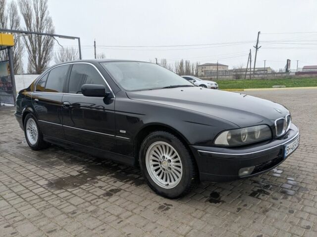 Черный БМВ 5 Серия, объемом двигателя 3.5 л и пробегом 267 тыс. км за 4000 $, фото 1 на Automoto.ua