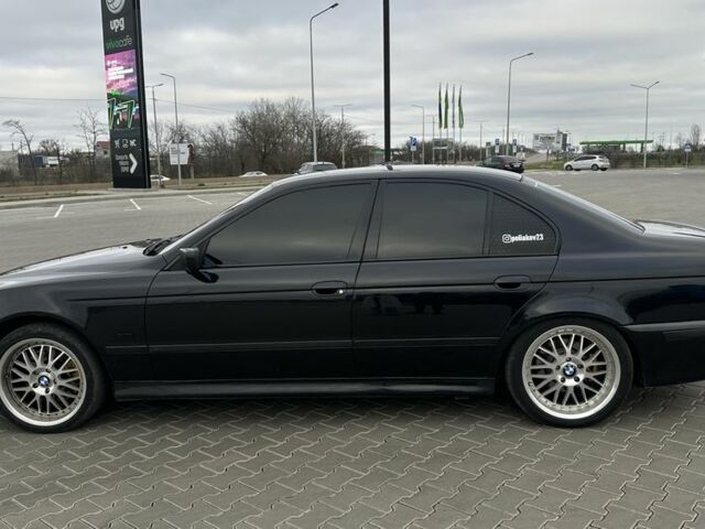 Черный БМВ 5 Серия, объемом двигателя 4.4 л и пробегом 350 тыс. км за 9000 $, фото 1 на Automoto.ua