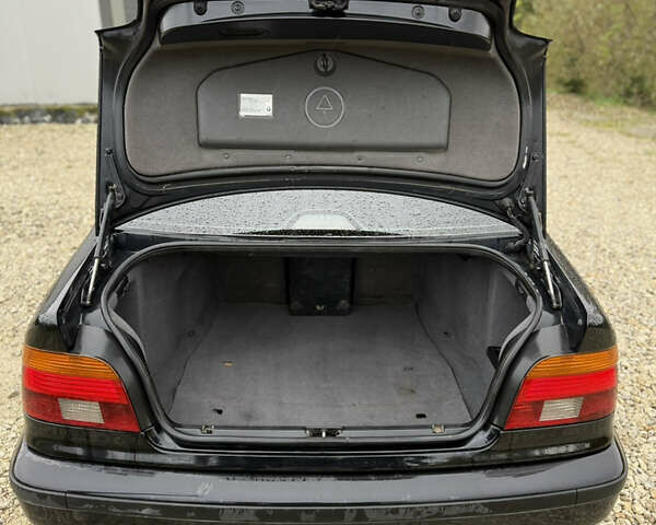 Черный БМВ 5 Серия, объемом двигателя 3 л и пробегом 400 тыс. км за 5950 $, фото 15 на Automoto.ua