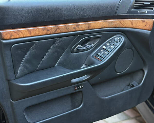 Чорний БМВ 5 Серія, об'ємом двигуна 2.93 л та пробігом 428 тис. км за 4900 $, фото 11 на Automoto.ua