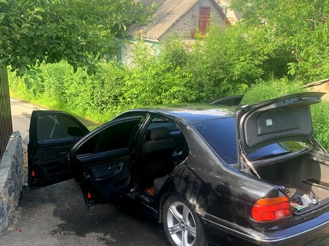 Черный БМВ 5 Серия, объемом двигателя 2 л и пробегом 330 тыс. км за 3500 $, фото 1 на Automoto.ua