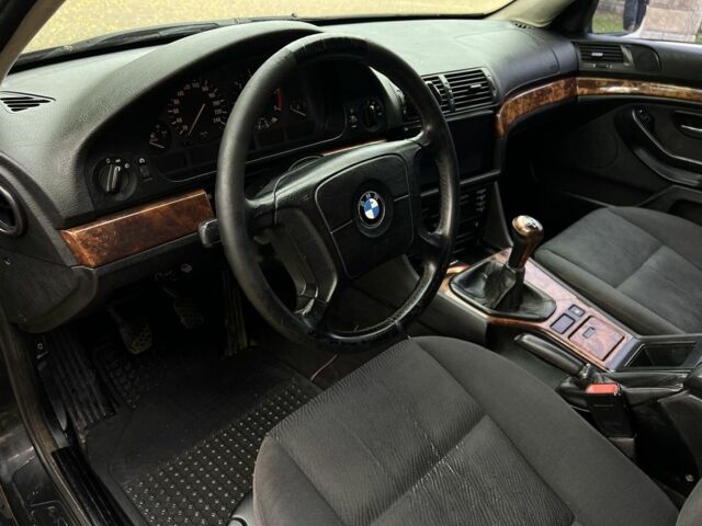 Черный БМВ 5 Серия, объемом двигателя 2.5 л и пробегом 299 тыс. км за 2999 $, фото 18 на Automoto.ua