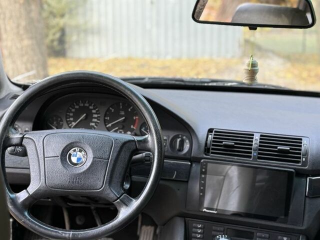 Черный БМВ 5 Серия, объемом двигателя 2.5 л и пробегом 300 тыс. км за 2199 $, фото 10 на Automoto.ua