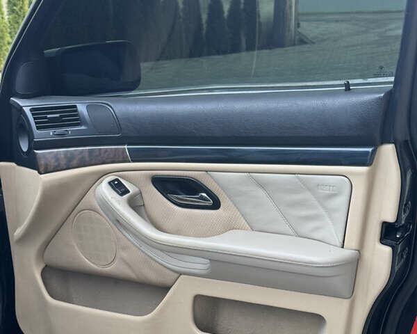 Черный БМВ 5 Серия, объемом двигателя 2.5 л и пробегом 350 тыс. км за 5555 $, фото 40 на Automoto.ua