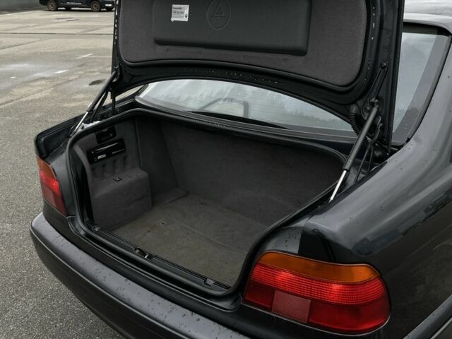 Чорний БМВ 5 Серія, об'ємом двигуна 3.5 л та пробігом 390 тис. км за 4150 $, фото 7 на Automoto.ua