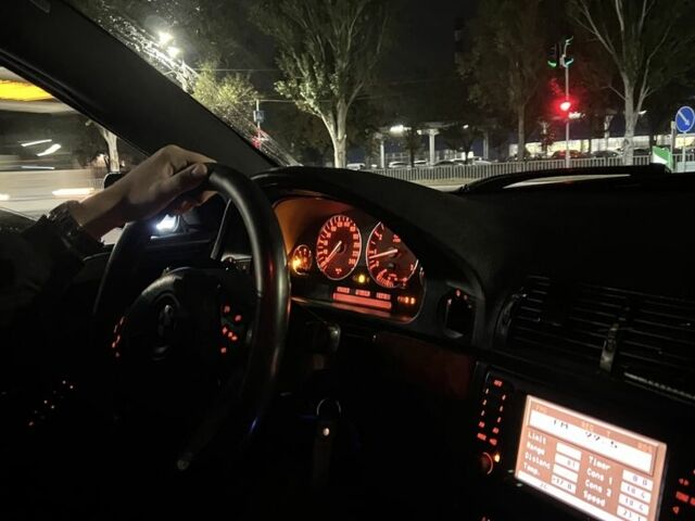 Черный БМВ 5 Серия, объемом двигателя 4.4 л и пробегом 500 тыс. км за 2999 $, фото 7 на Automoto.ua