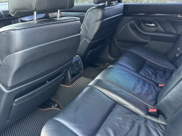 Черный БМВ 5 Серия, объемом двигателя 0 л и пробегом 335 тыс. км за 7700 $, фото 6 на Automoto.ua