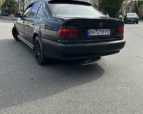 Черный БМВ 5 Серия, объемом двигателя 3.5 л и пробегом 300 тыс. км за 5199 $, фото 1 на Automoto.ua