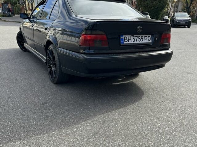 Черный БМВ 5 Серия, объемом двигателя 3.5 л и пробегом 300 тыс. км за 5000 $, фото 2 на Automoto.ua