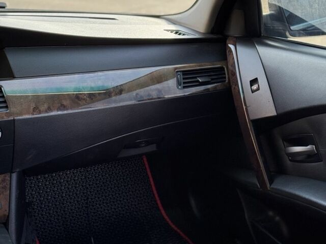 Чорний БМВ 5 Серія, об'ємом двигуна 3 л та пробігом 350 тис. км за 4100 $, фото 14 на Automoto.ua