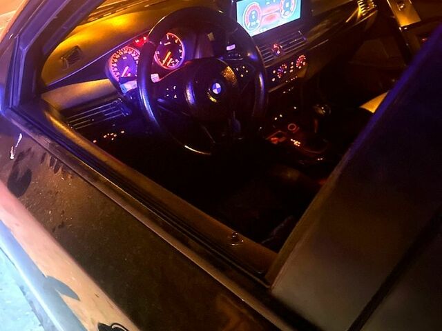 Чорний БМВ 5 Серія, об'ємом двигуна 3 л та пробігом 0 тис. км за 10000 $, фото 1 на Automoto.ua