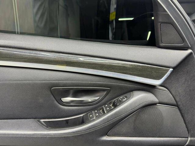 Чорний БМВ 5 Серія, об'ємом двигуна 3 л та пробігом 229 тис. км за 12800 $, фото 6 на Automoto.ua