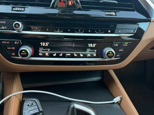 БМВ 5 Серия 2020 в Киеве на Automoto.ua Черный БМВ 5 Серия, объемом двигателя 3 л и пробегом 135 тыс. км за 53000 $, фото 5 на Automoto.ua