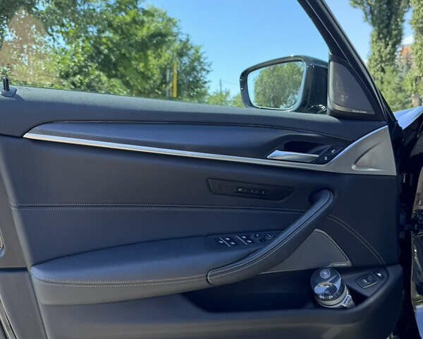 Чорний БМВ 5 Серія, об'ємом двигуна 2 л та пробігом 43 тис. км за 63500 $, фото 19 на Automoto.ua