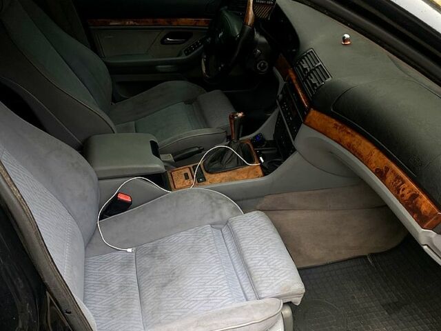 Черный БМВ 5 Серия, объемом двигателя 2.5 л и пробегом 357 тыс. км за 3000 $, фото 5 на Automoto.ua