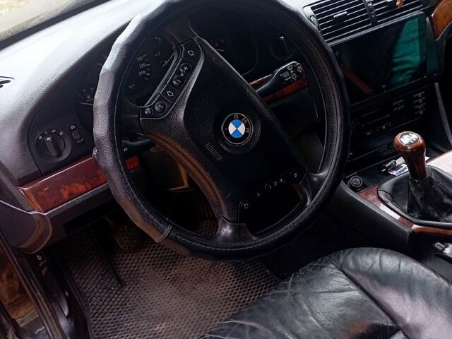 Черный БМВ 5 Серия, объемом двигателя 2 л и пробегом 374 тыс. км за 5000 $, фото 6 на Automoto.ua