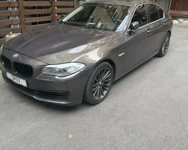Коричневий БМВ 5 Серія, об'ємом двигуна 2 л та пробігом 207 тис. км за 15200 $, фото 2 на Automoto.ua