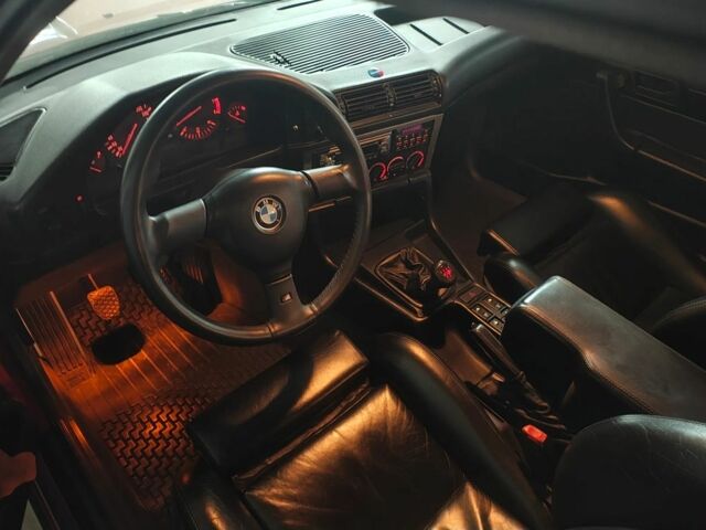 Красный БМВ 5 Серия, объемом двигателя 3.6 л и пробегом 139 тыс. км за 1550 $, фото 3 на Automoto.ua