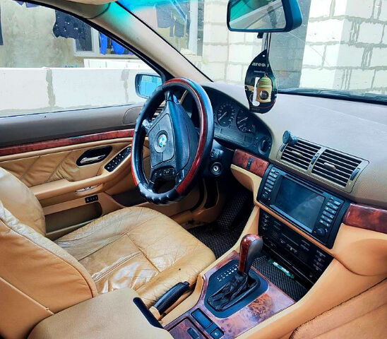 Красный БМВ 5 Серия, объемом двигателя 2.8 л и пробегом 0 тыс. км за 4700 $, фото 6 на Automoto.ua