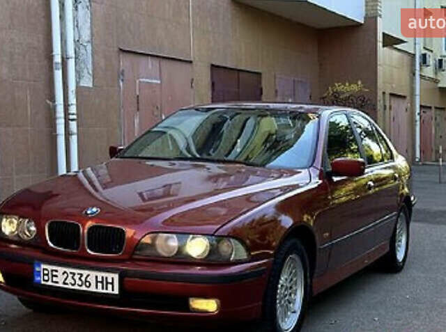 Красный БМВ 5 Серия, объемом двигателя 2 л и пробегом 325 тыс. км за 5000 $, фото 1 на Automoto.ua