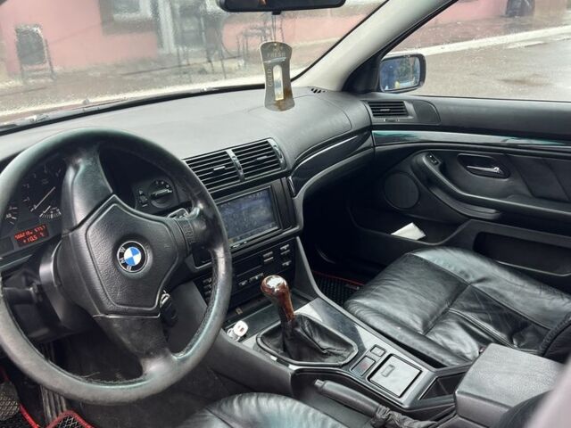 Красный БМВ 5 Серия, объемом двигателя 2 л и пробегом 520 тыс. км за 3500 $, фото 12 на Automoto.ua