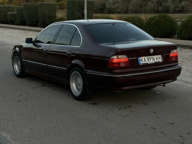 Красный БМВ 5 Серия, объемом двигателя 2 л и пробегом 330 тыс. км за 3850 $, фото 5 на Automoto.ua