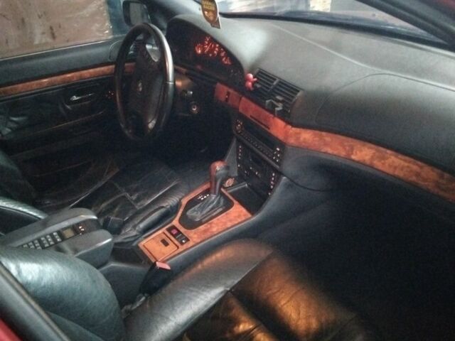 Красный БМВ 5 Серия, объемом двигателя 2.5 л и пробегом 324 тыс. км за 4100 $, фото 4 на Automoto.ua