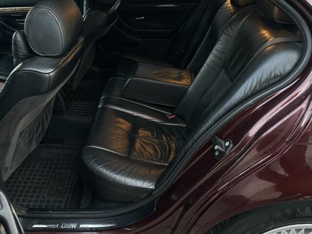 Красный БМВ 5 Серия, объемом двигателя 2 л и пробегом 330 тыс. км за 3850 $, фото 10 на Automoto.ua