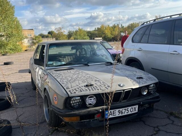 Серый БМВ 5 Серия, объемом двигателя 2 л и пробегом 666 тыс. км за 1750 $, фото 1 на Automoto.ua