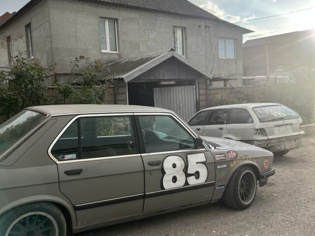 Серый БМВ 5 Серия, объемом двигателя 2 л и пробегом 666 тыс. км за 1750 $, фото 4 на Automoto.ua