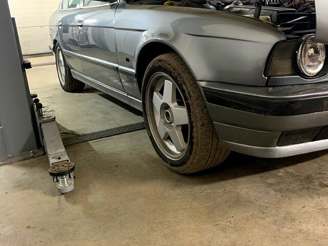 Серый БМВ 5 Серия, объемом двигателя 3.4 л и пробегом 300 тыс. км за 2800 $, фото 1 на Automoto.ua